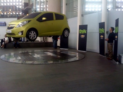 Carro da Chevrolet flutuou em aeroporto