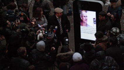 iPhone gigante e fãs homenageiam Steve Jobs