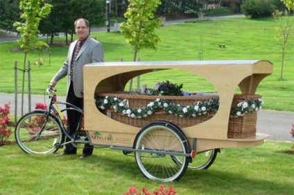 Funerária transporta cadáveres em bicicletas