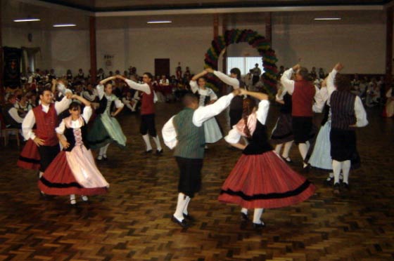 Neumarkt recebe grupos folclóricos 