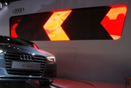 Painéis de LED são atração à parte no Salão do Automóvel