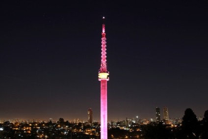 Torres da RPC TV recebem iluminação especial 