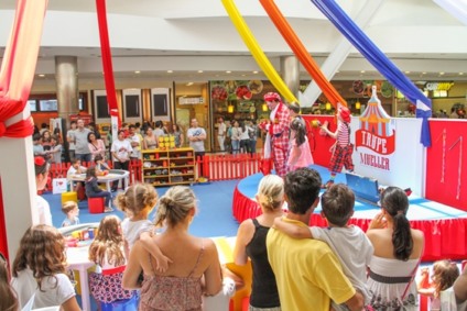 Magia do circo encanta clientes do Mueller