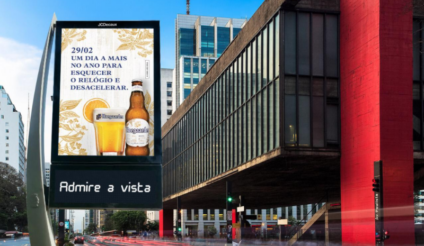 Cerveja Hoegaarden troca horas de relógios de rua de São Paulo 