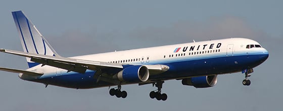 United Airlines premia funcionários e clientes