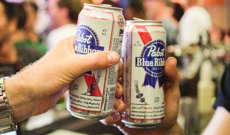 Cerveja Pabst Blue Ribbon chega ao Brasil