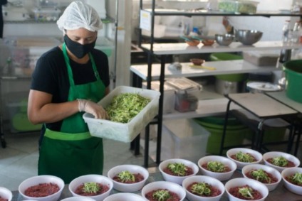 Comunidades do RJ recebem marmitas, cartilha e sementes para plantio