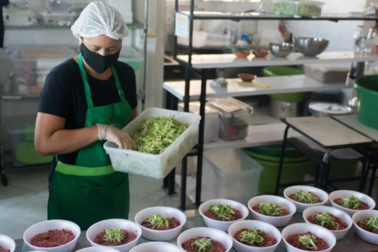 Comunidades do RJ recebem marmitas, cartilha e sementes para plantio