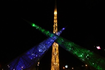 Viaduto recebe iluminação verde e amarela em Goiânia