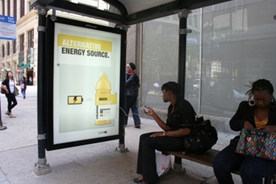 Abrigos de ônibus dão energia a eletrônicos em ativação