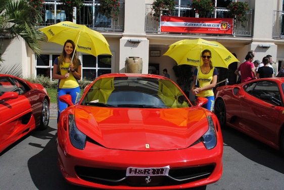 As promotoras realizaram uma ação de sampling durante o evento dos fãs da Ferrari.