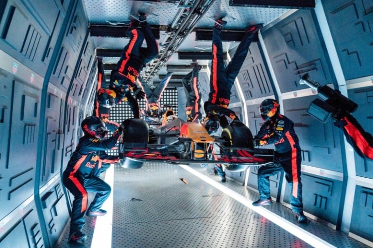 Red Bull Racing faz pit stop histórico na gravidade zero