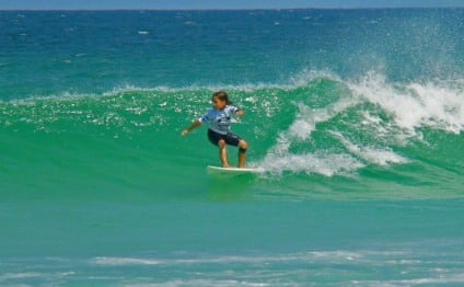 Oakley patrocina surfista brasileiro de dez anos