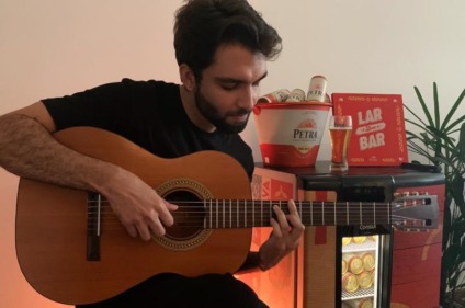 Cerveja Petra leva o bar para dentro de casa