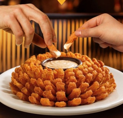 Outback presenteia clientes com Bloomin' Onion nesta semana