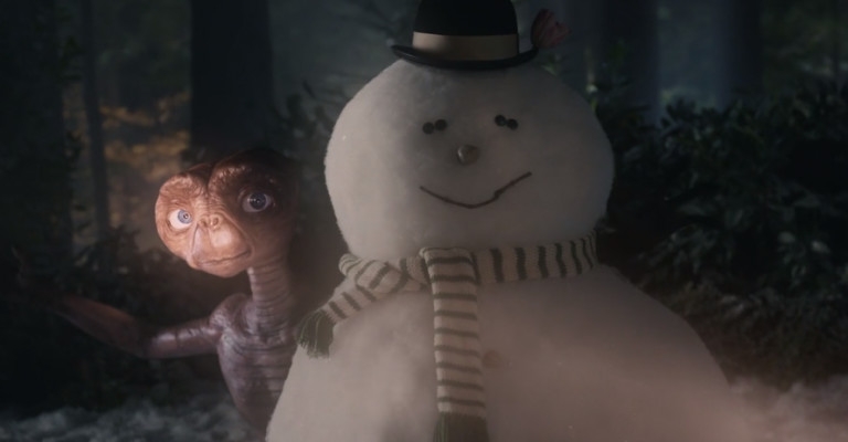 E.T. e Elliot voltam  se encontrar em comercial da SKY