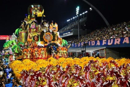 Revellers of the Academicos do Tatuape samba school perform during the first night of carnival in Sao Paulo, Brazil, at the city’s Sambadrome early on February 10, 2018. / AFP PHOTO / Nelson ALMEIDA