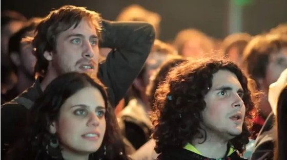 Torcida argentina ativa telão em ação da Coca-Cola