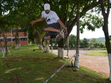 Slackline atrai jovens no Sul de Minas