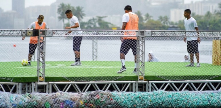 Adidas e Parley criam quadra flutuante para falar de lixo no mar