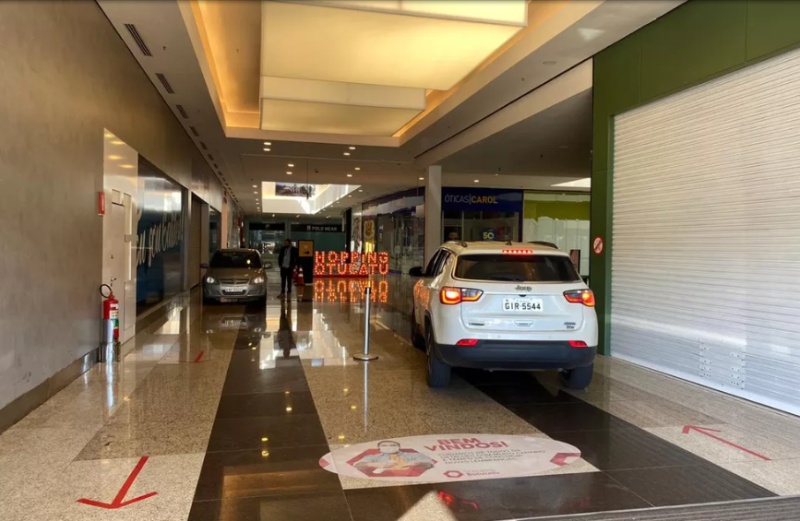 Drive-thru do Botucatu libera carros nos corredores das lojas