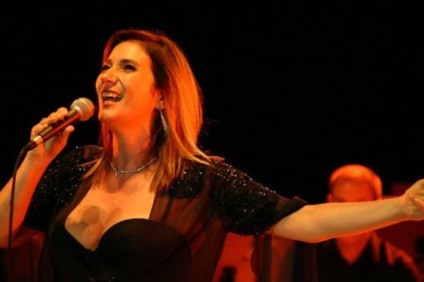 Zizi Possi abre o Festival Mia Cara Curitiba