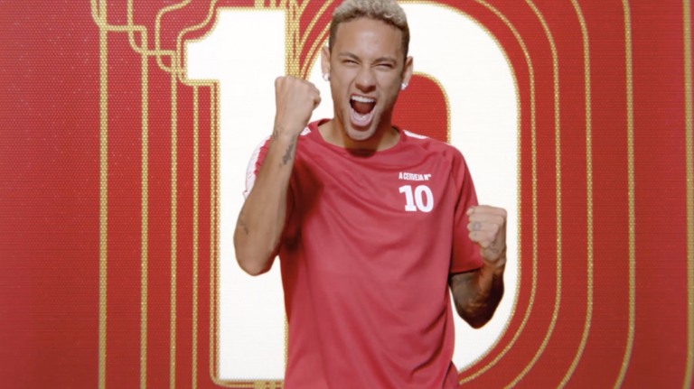 Neymar Jr. aproveita folia carnavalesca com Proibida