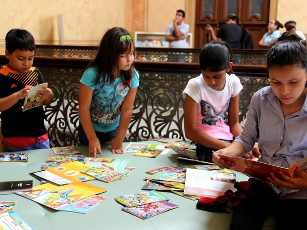 Centenas comparecem à Feira de Troca de Livros e Gibis em Manaus