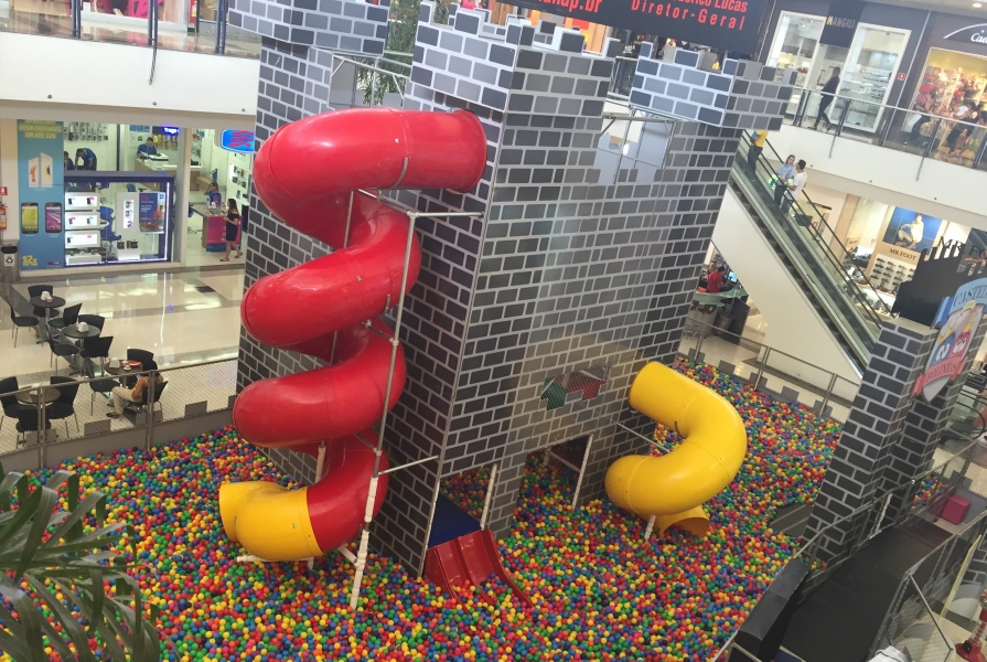 Buriti Shopping recebe castelo com mais de 300mil bolinhas