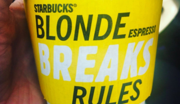 Starbucks cria ‘Café loiro’ e gera polêmica nos EUA Starbucks cria ‘Café loiro’ e gera polêmica nos EUA