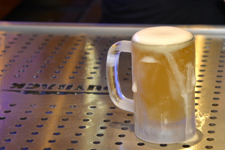 Outback Steakhouse presenteia clientes com sua famosa caneca