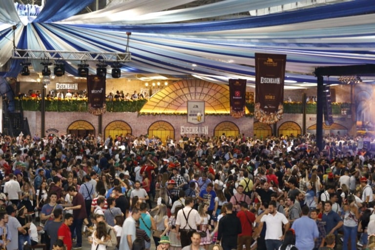 Voe Ideias assina o Camarote Oktoberfest The Basement mit Eisenbahn