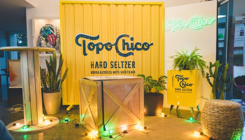 Topo Chico Hard Seltzer promove ação com influenciadores