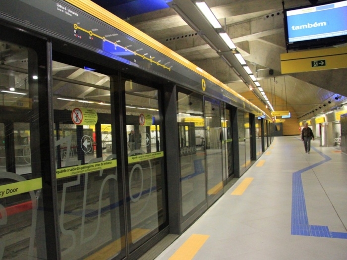 Mentos leva karaokê a metrô de São Paulo