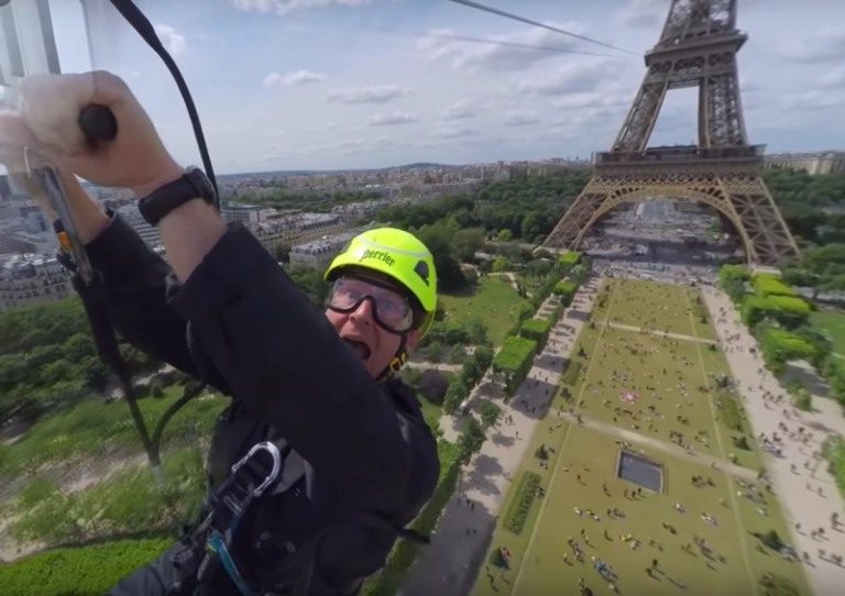 Perrier ativa marca com tirolesa na Torre Eiffel