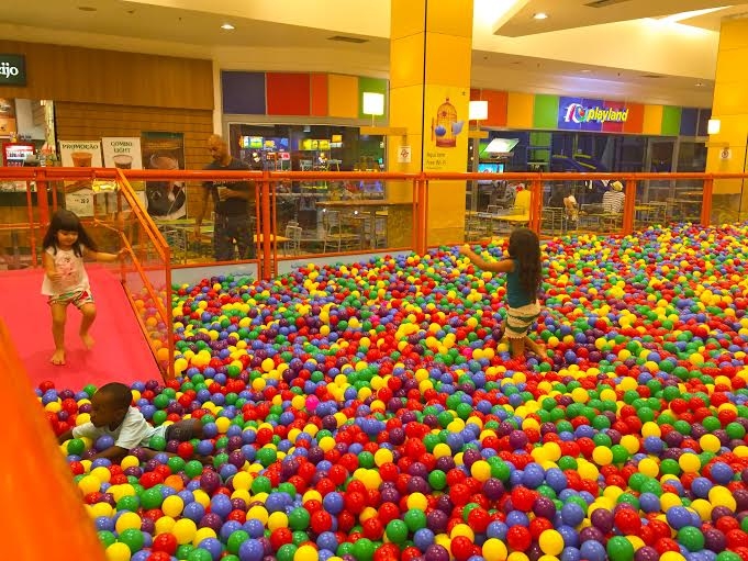 Shopping Plaza Sul abriga  piscina gigante de bolinhas 