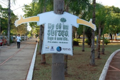 Árvores ganham abraços de presente