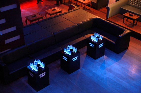 Super Produções destaca Absolut com totem Super Produções destaca Absolut com totem