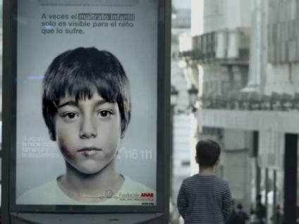 Mensagem secreta em outdoor contra o abuso infantil