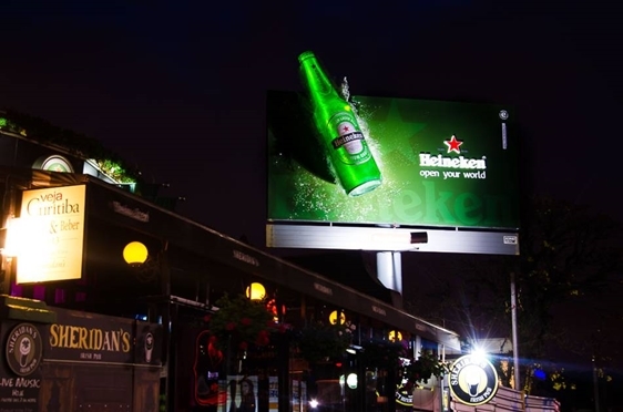 Heineken coloca garrafa gigante em outdoor de Curitiba