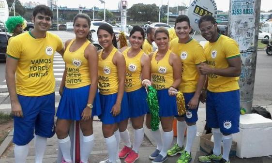 Grupo de promotores convocava os motoristas a entrar no clima da Copa.