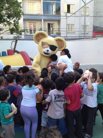 Fofo distribui abraços por meio do mascote da marca