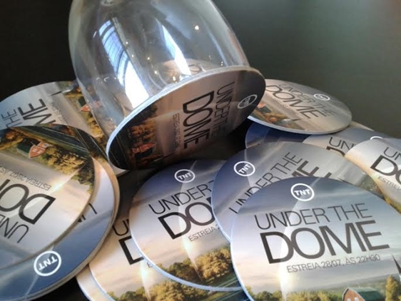 TNT ativa o seriado Under the Dome em bares TNT ativa o seriado Under the Dome em bares