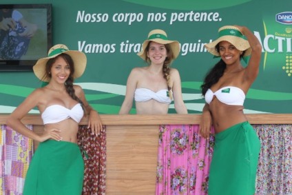 Activia tira a canga das mulheres em Maresias