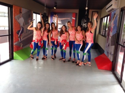 Stella Sport Adidas reúne action girls em academia
