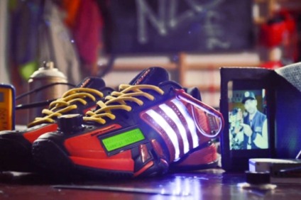 Tênis da Adidas exibe tweets em tempo real