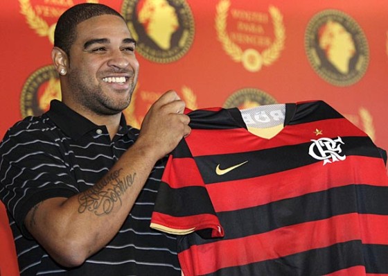 Former Inter Milan striker Adriano holds up his Brazilian soccer club Flamengo jersey during his presentation in Rio de Janeiro May 7, 2009. Adriano, who last month agreed with Inter Milan to terminate his contract, has rejoined Flamengo, the club said on Wednesday. REUTERS/Sergio Moraes (BRAZIL SPORT SOCCER HEADSHOT)