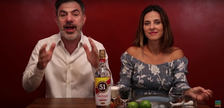 Cachaça 51 fecha parceria com canal Amigo Gringo para a série #TáFazendoErrado