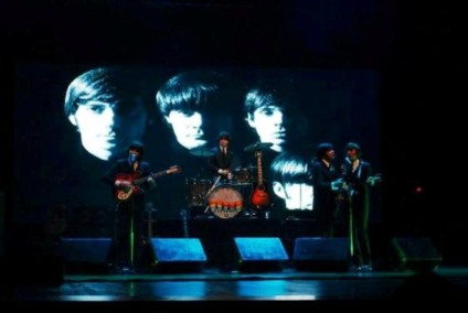 All You Need is Love sobe ao palco do Chevrolet Hall