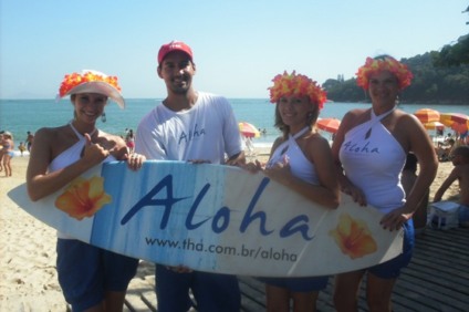 Cecia em clima de verão na blitz do Aloha/Thá